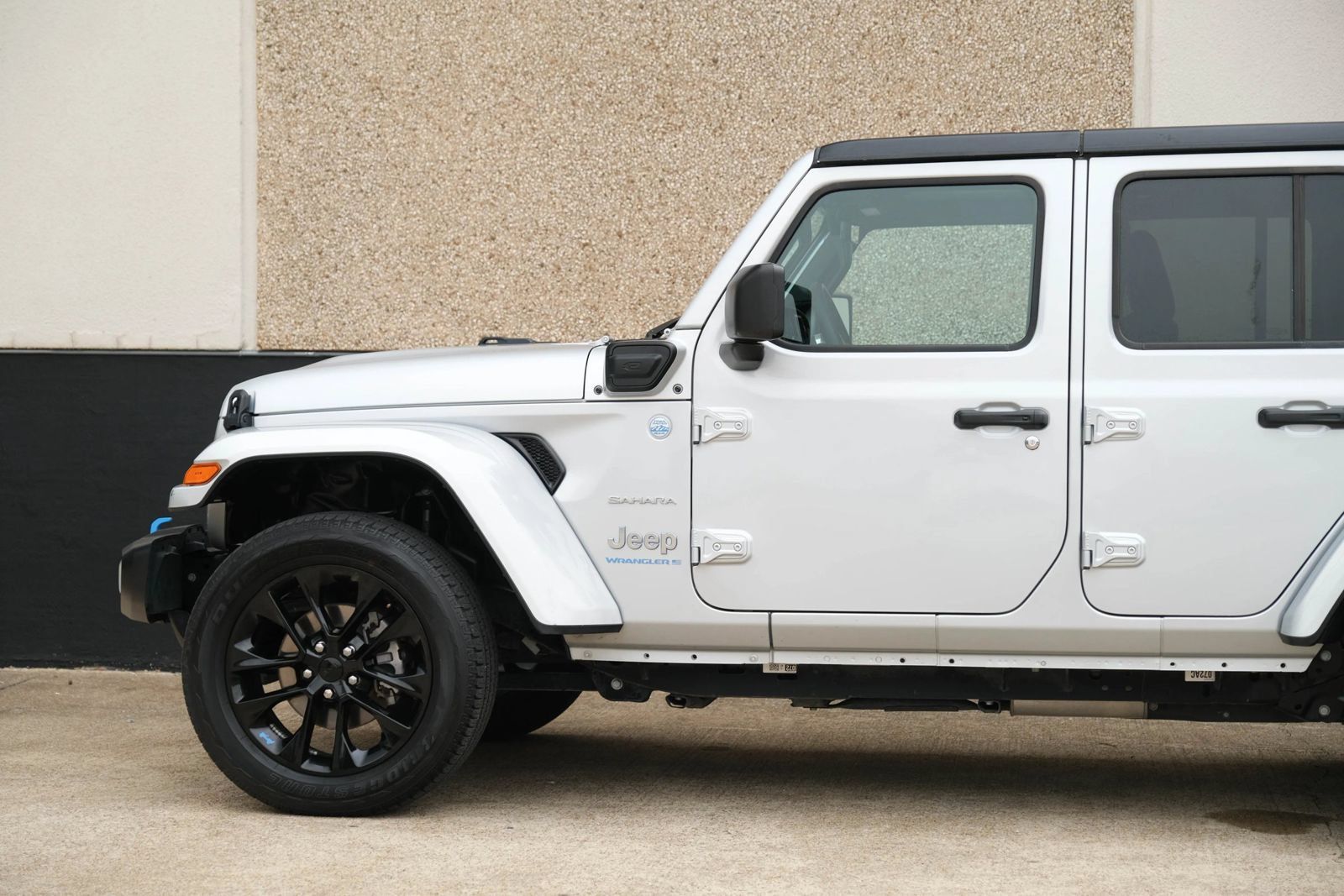 Used 2023 Jeep Wrangler Unlimited Sahara AWD/4WD image 7