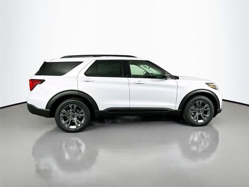 New 2026 Ford Explorer Active w/ Active Comfort Package image 8