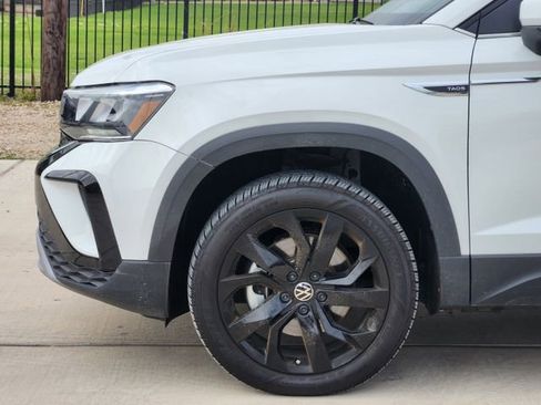 New 2024 Volkswagen Taos SE image 6