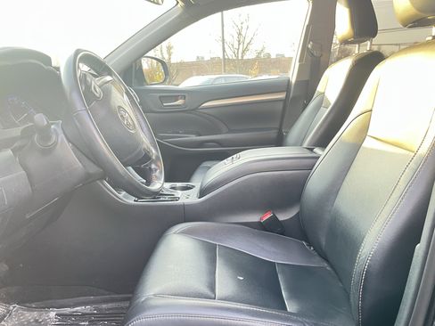 Used 2019 Toyota Highlander XLE image 5