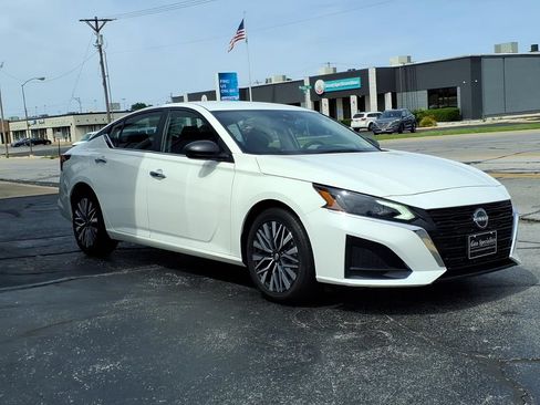 Used 2025 Nissan Altima 2.5 SV FWD image 3