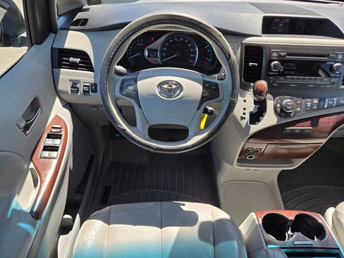 Used 2011 Toyota Sienna XLE FWD image 16