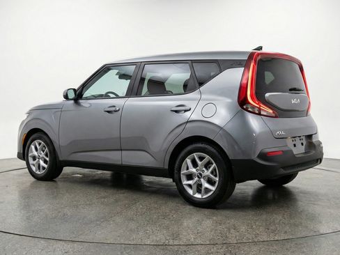 Used 2025 Kia Soul LX w/ LX Technology Package FWD image 6