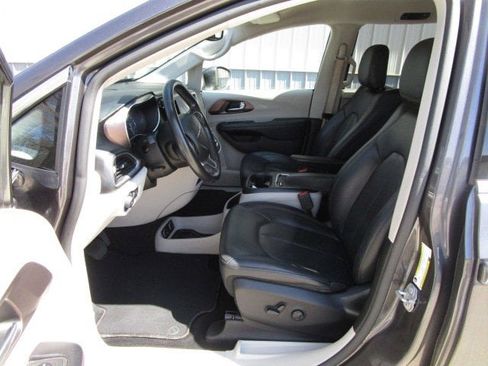 Used 2019 Chrysler Pacifica Touring-L Plus w/ Advanced Safetytec Group FWD image 16