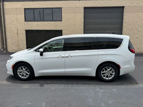 Used 2023 Chrysler Pacifica Touring-L FWD image 3