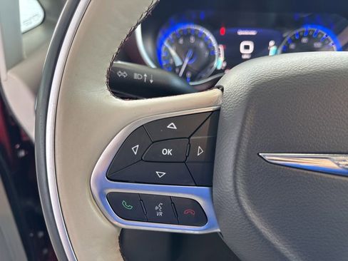 Used 2017 Chrysler Pacifica Limited image 25