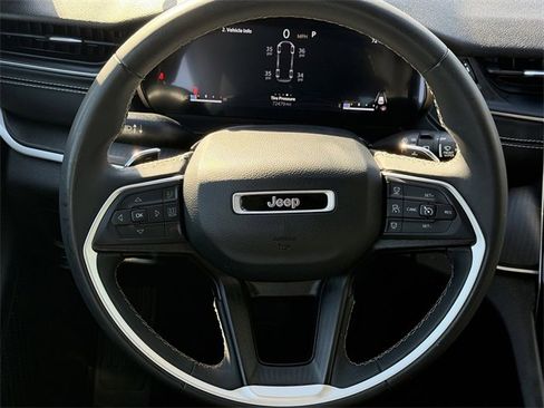 Used 2023 Jeep Grand Cherokee L Laredo image 11