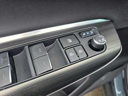 Used 2023 Toyota Venza XLE image 24