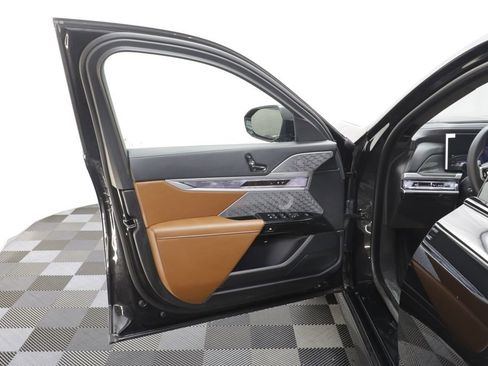 Certified 2025 BMW 760i xDrive w/ Executive Package AWD/4WD image 5