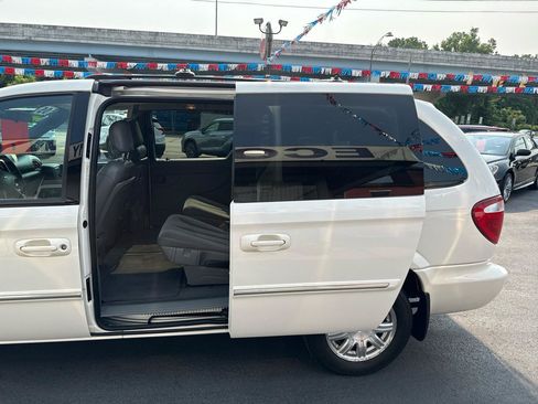 Used 2005 Chrysler Town & Country Touring FWD image 22