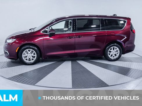 Used 2023 Chrysler Pacifica Touring-L FWD image 4