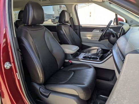 Used 2023 Kia Carnival LX FWD image 28