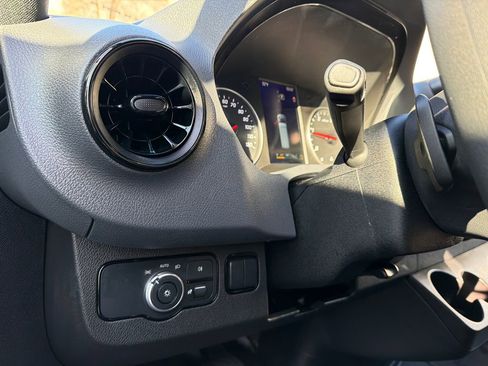 Used 2024 Mercedes-Benz Sprinter 2500 image 33