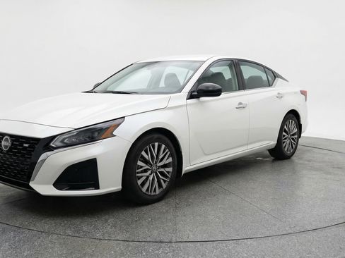Used 2025 Nissan Altima 2.5 SV FWD image 3