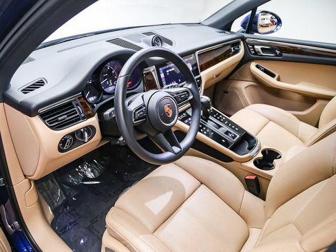 Certified 2026 Porsche Macan AWD/4WD image 9