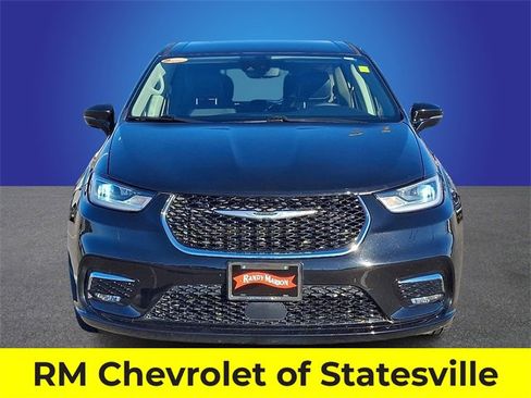 Used 2024 Chrysler Pacifica Touring-L image 2
