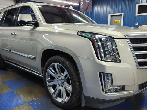 Used 2015 Cadillac Escalade Premium image 2