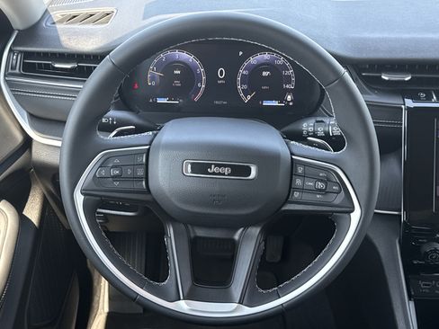 Used 2023 Jeep Grand Cherokee Laredo X AWD/4WD image 17