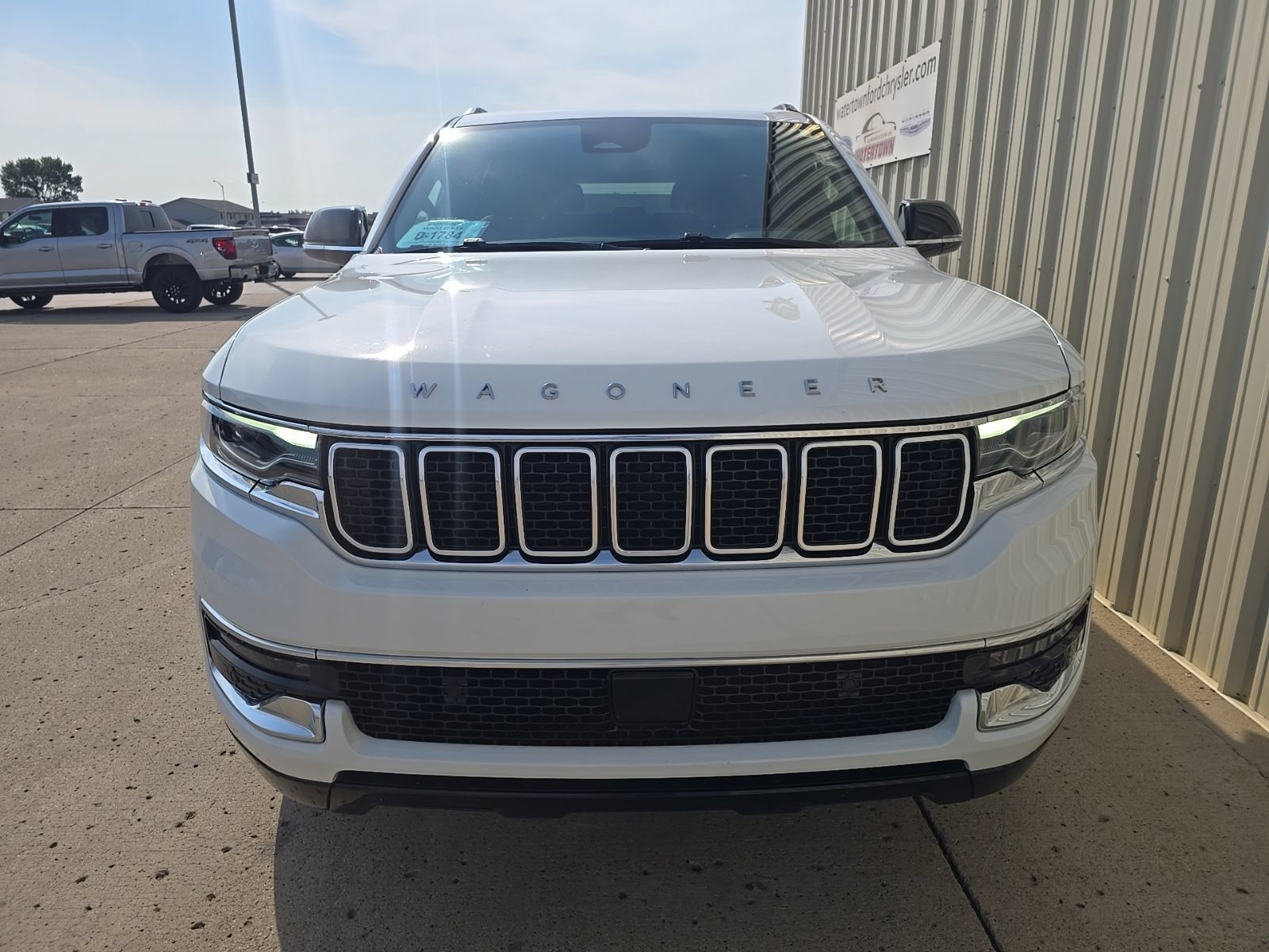 Used 2025 Jeep Wagoneer 4WD image 3