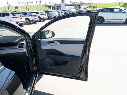 New 2026 Volkswagen Taos SE FWD image 16