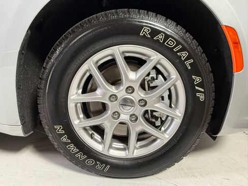 Certified 2024 Chrysler Pacifica Touring-L image 9