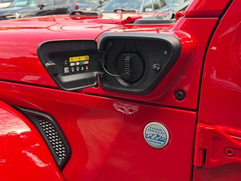 Used 2024 Jeep Wrangler Unlimited Sahara w/ Technology Group AWD/4WD image 16