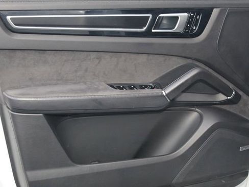 Used 2021 Porsche Cayenne GTS w/ Premium Package image 23