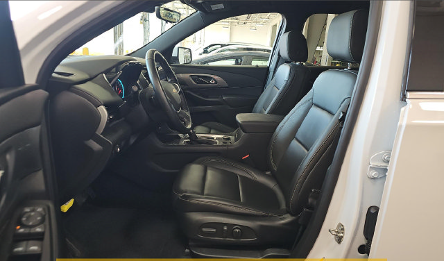 Used 2023 Chevrolet Traverse LT w/ LT Premium Package AWD/4WD image 9