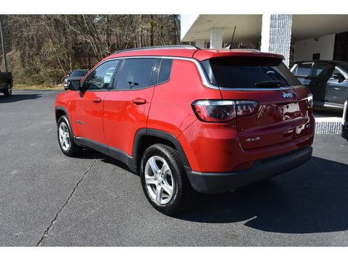 Used 2024 Jeep Compass Latitude image 3