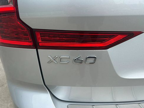 Used 2021 Volvo XC60 T5 Momentum w/ Advanced Package FWD image 11