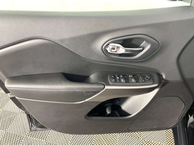 Used 2019 Jeep Cherokee Latitude w/ Popular Appearance Group AWD/4WD image 11