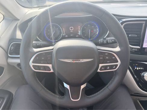 Used 2023 Chrysler Pacifica Touring-L image 21
