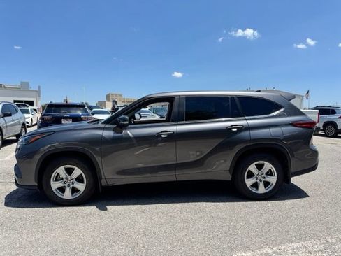 Used 2023 Toyota Highlander LE FWD image 6