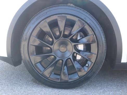 Used 2022 Tesla Model Y Long Range image 11