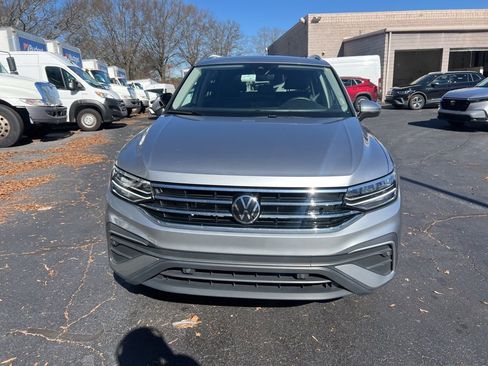 Used 2024 Volkswagen Tiguan SE image 2