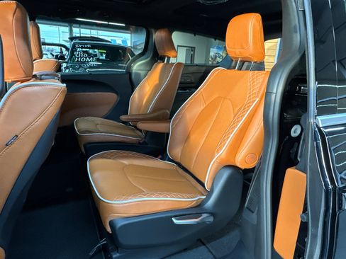 New 2026 Chrysler Pacifica Pinnacle image 4