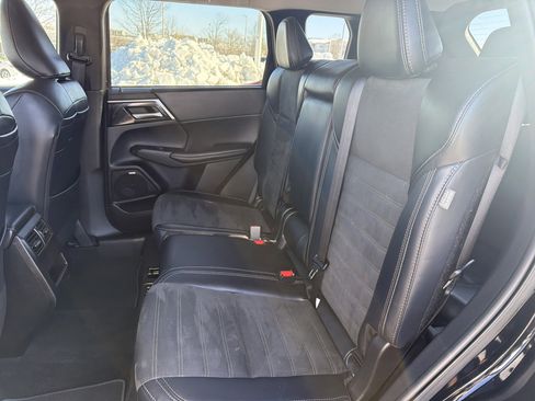 Used 2025 Mitsubishi Outlander SE image 14