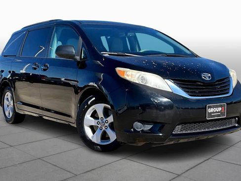 Used 2011 Toyota Sienna LE image 3