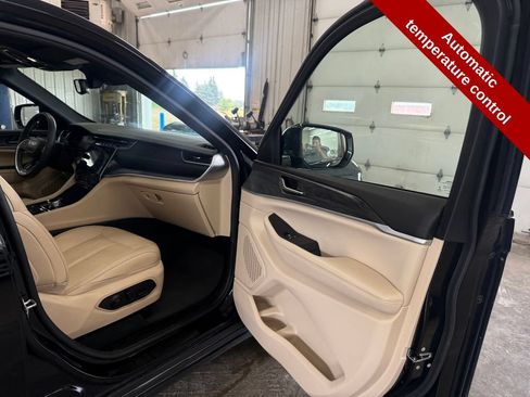 Used 2023 Jeep Grand Cherokee Limited w/ Black Appearance Package AWD/4WD image 44