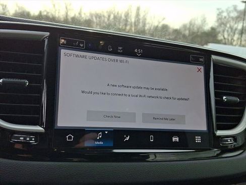 Certified 2024 Chrysler Pacifica Touring-L image 24