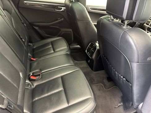 Certified 2023 Porsche Macan AWD/4WD image 28