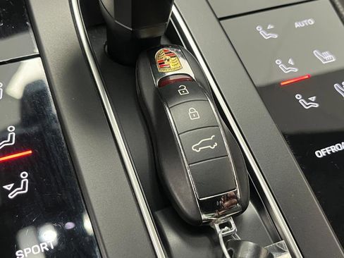 Used 2024 Porsche Macan image 17