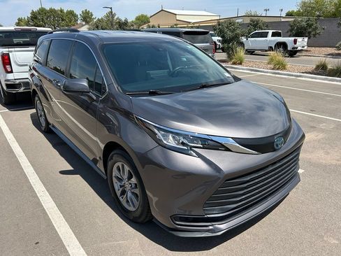 Used 2023 Toyota Sienna LE FWD image 2