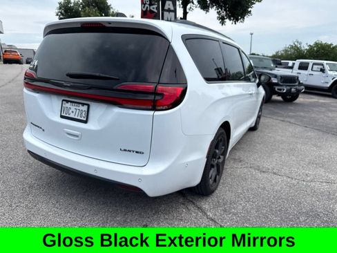 Used 2023 Chrysler Pacifica Limited w/ S Appearance Package FWD image 9