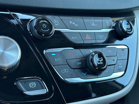 Used 2023 Chrysler Pacifica Touring-L FWD image 22