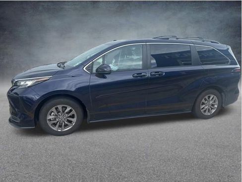 Used 2022 Toyota Sienna LE FWD image 2