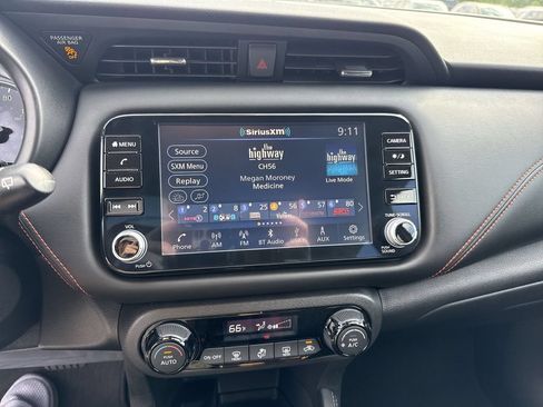 Used 2021 Nissan Kicks SR w/ Exterior Package FWD image 12