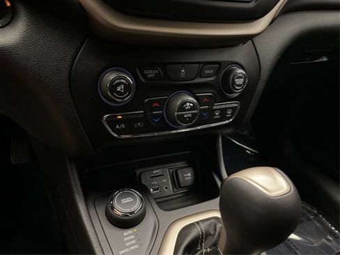 Used 2018 Jeep Cherokee Limited AWD/4WD image 31