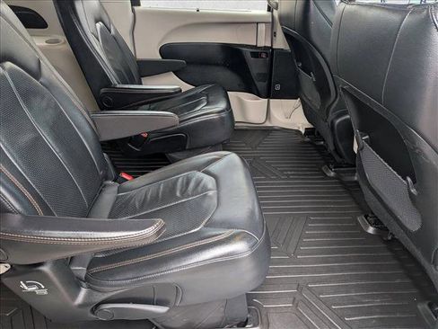 Used 2018 Chrysler Pacifica Touring-L image 19