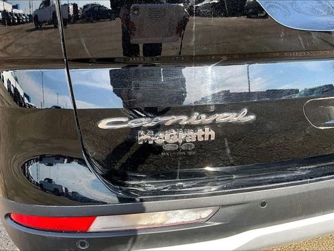 Used 2022 Kia Carnival EX image 22